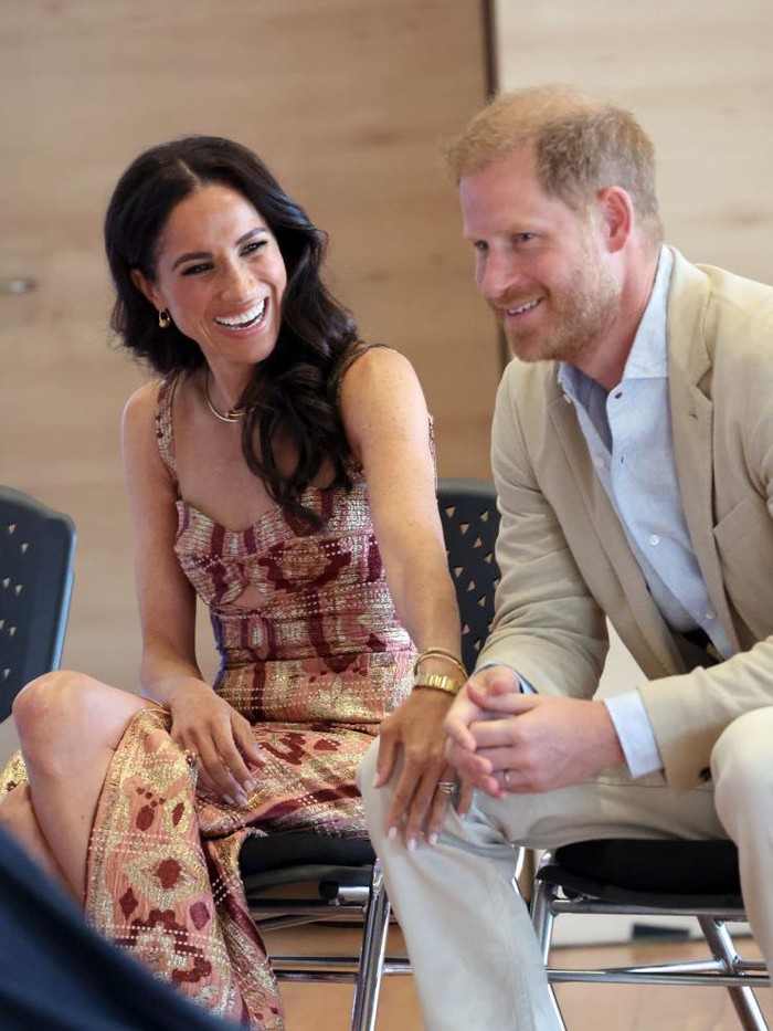 Meghan, Duchess of Sussex dan Pangeran Harry, Duke of Sussex terlihat di Centro Nacional de las Artes Delia Zapata selama kunjungan Duke dan Duchess of Sussex ke Kolombia pada tanggal 15 Agustus 2024 di Bogota, Kolombia. (Foto oleh Eric Charbonneau/Archewell Foundation via Getty Images)