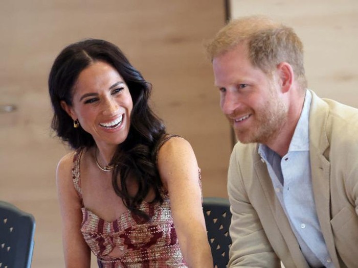 Meghan Markle Meghan, Duchess of Sussex dan Pangeran Harry, Duke of Sussex terlihat di Centro Nacional de las Artes Delia Zapata selama kunjungan Duke dan Duchess of Sussex ke Kolombia pada tanggal 15 Agustus 2024 di Bogota, Kolombia. (Foto oleh Eric Charbonneau/Archewell Foundation via Getty Images)
