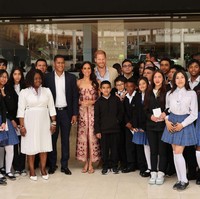 Selama tur di Kolombia, Meghan dan Harry bertujuan untuk mempromosikan kesehatan mental dan melawan perundungan siber di kalangan remaja. Keduanya akan mengunjungi beberapa sekolah lokal untuk meningkatkan kesadaran tentang literasi digital dan isu-isu kesehatan mental. Dalam kesempatan ini, Meghan dan Harry disambut hangat oleh Wakil Presiden Kolombia, Francia Márquez Foto: Eric Charbonneau/Archewell Foundation via Getty Images