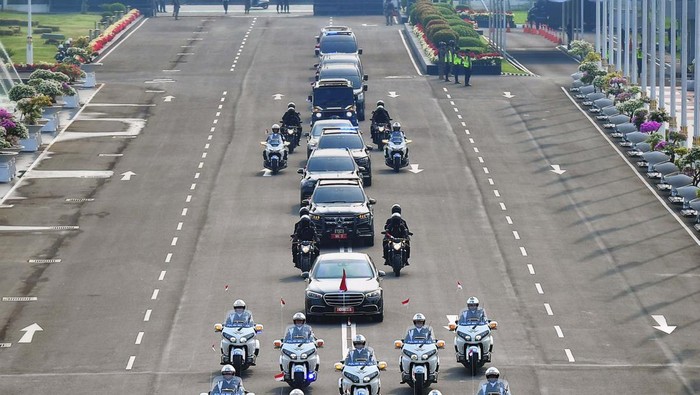 Melihat Iring-iringan Rombongan Jokowi saat Hadiri Sidang Tahunan MPR Presiden Jokowi menghadiri Sidang tahunan MPR pagi tadi. Begini iring-iringan rombongan Jokowi saat tiba di Kompleks MPR/DPR.