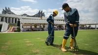 Dua petugas mengecek kondisi rumput Istana Presiden jelang pelaksanaan upacara HUT ke-79 RI di Ibu Kota Nusantara (IKN), Penajam Paser Utara, Kalimantan Timur, Jumat (16/8/2024). ANTARA FOTO/Fauzan