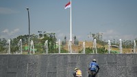Dua pekerja mengecek kondisi air mancur Istana Negara IKN. ANTARA FOTO/Fauzan