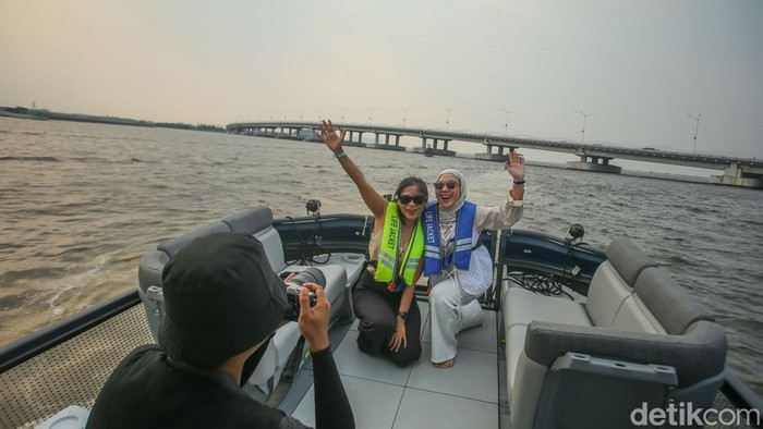 Menaiki Seadoo di Pantai Indah Kapuk (PIK).