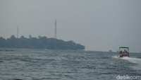 Kami beranjak dari Lands End PIK pada pukul 17.07 WIB menaiki Seadoo suite, sejenis jetski yang dibuat khusus untuk dapat mengangkut beberapa orang.