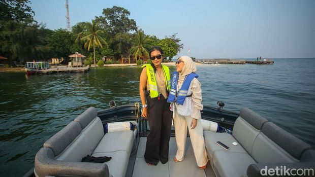 Menaiki Seadoo di Pantai Indah Kapuk (PIK).