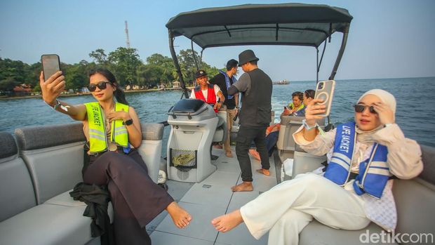 Menaiki Seadoo di Pantai Indah Kapuk (PIK).