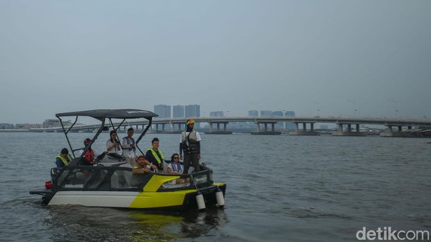 Menaiki Seadoo di Pantai Indah Kapuk (PIK).