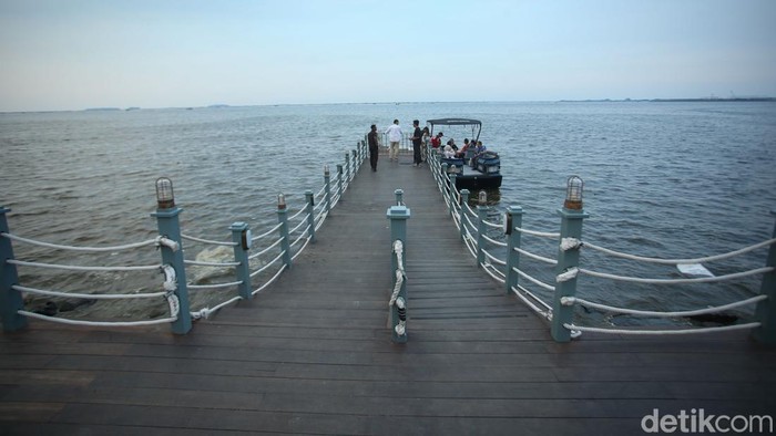 Menaiki Seadoo di Pantai Indah Kapuk (PIK).