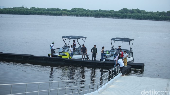 Menaiki Seadoo di PIK Menaiki Seadoo di Pantai Indah Kapuk (PIK).