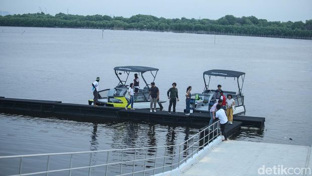 Menaiki Seadoo di Pantai Indah Kapuk (PIK).