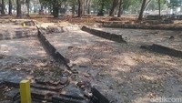 Kemudian di Pulau Onrust ini terdapat puing-puing sisa bangunan asrama haji yang didirikan oleh Hindia-Belanda pada tahun 1911, di mana saat itu masyarakat Indonesia yang akan berangkat ke Tanah Suci harus melalui pulau ini.