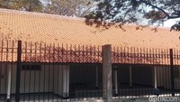 Komplek asrama haji ini terbilang luas dan terlihat dari sisaan bangunan yang masih berada di lahan seluas kurang lebih 8,22 hektar itu.