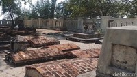 Selain terdapat bekas bangunan asrama haji, di Pulau Onrust juga terdapat makam-makam Belanda.