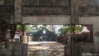 Di Pulau Cipir terdapat sisa bangunan dari rumah sakit yang kala itu dioperasikan oleh Pemerintah Hindia-Belanda.