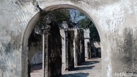 Dibangun berbarengan dengan asrama haji di Pulau Onrsut, rumah sakit itu juga disebut sebagai rumah sakit dengan fasilitas yang cukup lengkap dengan terdapat ruang bedah hingga laboratorium.