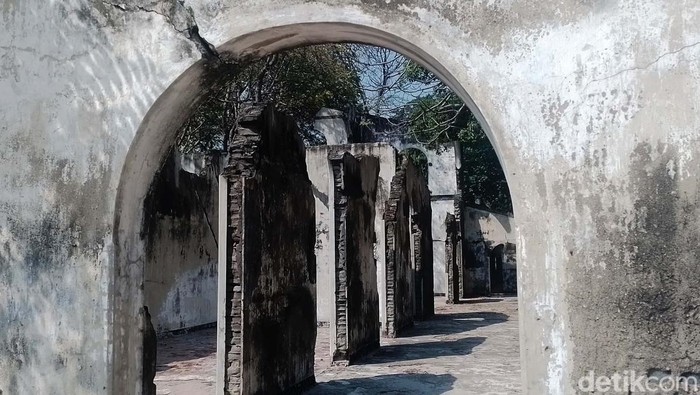 Pulau Kelor, Cipir, dan Onrust merupakan gugusan pulau yang berada di wilayah Kepulauan Seribu, Jakarta. Pulau-pulau itu menyimpan jejak sejarah masa kolonial.