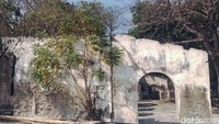 Sebelum berangkat ke Tanah Suci, para jemaah calon haji Indonesia ini akan dicek kesehatannya di Pulau Cipir dan setibanya ke Tanah Air para jemaah akan dikarantina terlebih dahulu selama lima hari.