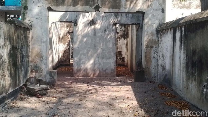 Pulau Kelor, Cipir, dan Onrust merupakan gugusan pulau yang berada di wilayah Kepulauan Seribu, Jakarta. Pulau-pulau itu menyimpan jejak sejarah masa kolonial.