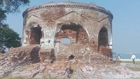 Di Pulau Kelor terdapat Menara Martello. Di ujung sebelah kiri pulau, berdiri sebuah bangunan reruntuhan yang telah diberi peringatan untuk dilarang memasuki area bangunan. Sisa bangun itu merupakan Menara Martello yang dibangun oleh Pemerintah Hindia-Belanda pada tahun 1850.