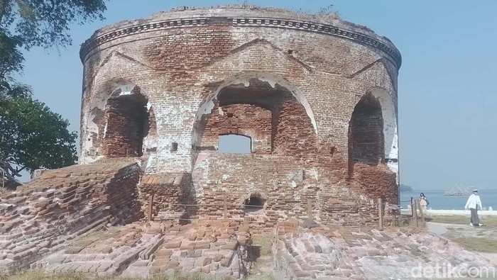 Pulau Kelor, Cipir, dan Onrust merupakan gugusan pulau yang berada di wilayah Kepulauan Seribu, Jakarta. Pulau-pulau itu menyimpan jejak sejarah masa kolonial.