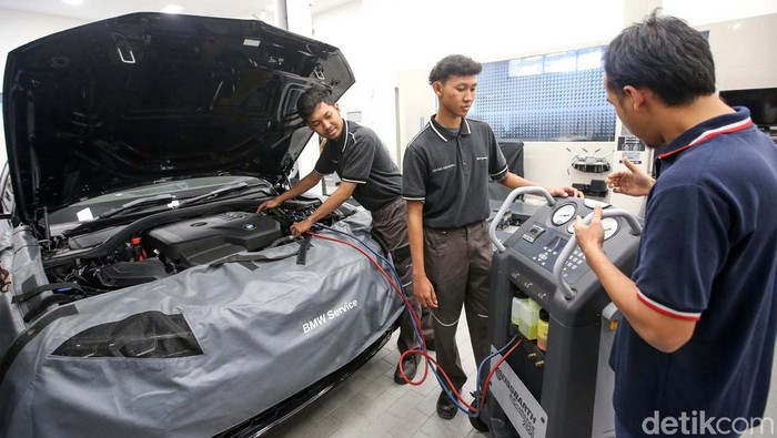 Mengembangkan Keterampilan Generasi Muda Dalam Bidang Otomotif Dalam rangka menyambut Hari Ulang Tahun (HUT) Kemerdekaan ke-79 Republik Indonesia, BMW Indonesia dengan bangga selenggarakan seremoni kelulusan untuk para peserta program BMW Technician Apprentice di BMW Group Indonesia Training Center, Tangerang Selatan, Jumat (16/8/2024). BMW Technician Apprentice Program adalah inisiatif yang bertujuan untuk mengembangkan keterampilan generasi muda Indonesia dalam bidang otomotif, khususnya di sekitar BMW Group Indonesia Training Center.