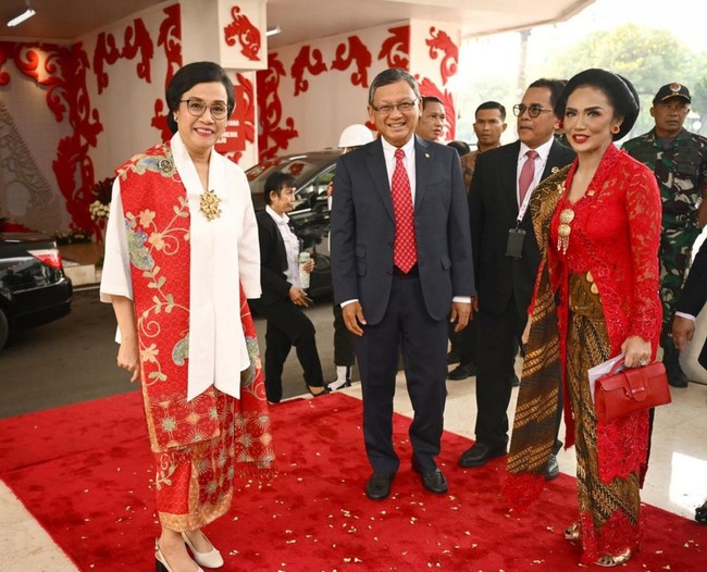 Sri Mulyani tampil anggun dengan sanggul sederhana. Sementara itu Retno Marsudi lebih memilih gaya simpel, hanya menata rapi rambutnya yang pendek.Foto: Instagram/@smindrawati