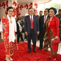 Sri Mulyani tampil anggun dengan sanggul sederhana. Sementara itu Retno Marsudi lebih memilih gaya simpel, hanya menata rapi rambutnya yang pendek.Foto: Instagram/@smindrawati