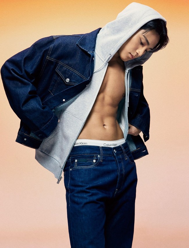 Dalam foto yang dibagikan akun Instagram @calvinklein, Jumat (16/8/2024), Mingyu SEVENTEEN membuat pose berani dan membuat para penggemarnya histeris. Foto: dok. Calvin Klein