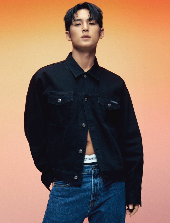 Mingyu SEVENTEEN membuat penggemar histeris dengan hasil pemotretannya bersama Calvin Klein. Visual grup KPop SEVENTEEN itu tampil seksi, memamerkan otot perut dan dadanya dalam sejumlah foto yang dirilis. Foto: dok. Calvin Klein
