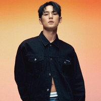 Mingyu SEVENTEEN membuat penggemar histeris dengan hasil pemotretannya bersama Calvin Klein. Visual grup KPop SEVENTEEN itu tampil seksi, memamerkan otot perut dan dadanya dalam sejumlah foto yang dirilis. Foto: dok. Calvin Klein