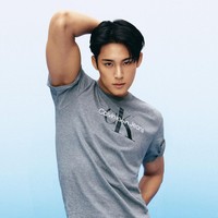 Belum lama ini, Jumat (2/8/2024), Mingyu SEVENTEEN juga menggemparkan penggemar dengan hasil pemotretannya sebagai brand ambassador rumah mode Prancis, DIOR. Foto: dok. Calvin Klein
