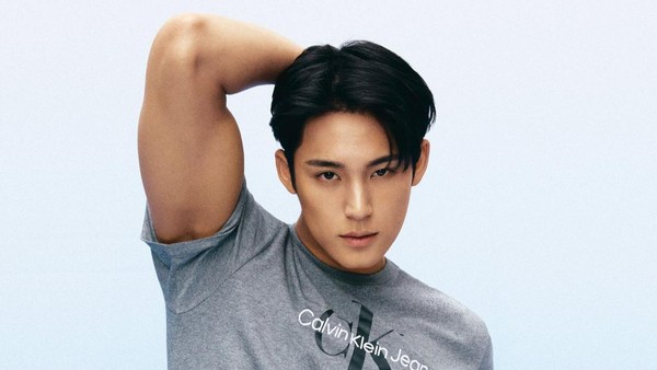7 Foto Ganteng Mingyu SEVENTEEN Pamer Sixpack, Jadi Model Calvin Klein