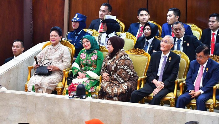 Jusuf Kalla dan Try Sutrisno turut menghadiri Sidang Tahunan MPR di Gedung MPR/DPR, Jumat (16/8/2024). Begini momennya.