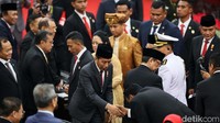 Jokowi sempat menyapa anggota DPR yang hadir dalam rapat paripurna.  