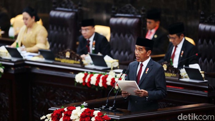 Momen Jokowi Sampaikan RUU APBN 2025 di Sidang Paripurna DPR Presiden Joko Widodo (Jokowi) menyampaikan Rancangan Undang-Undang (RUU) tentang Anggaran Pendapatan dan Belanja Negara (APBN) tahun 2025 beserta Nota Keuangan dan Dokumen Pendukungnya pada Rapat Paripurna Pembukaan Masa Persidangan I DPR RI Tahun Sidang 2024-2025, Jumat (16/8/2024).