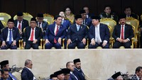 Para menteri hadir dalam Rapat Paripurna tersebut. Tampak duduk di barisan depan seperti Menko PMK Muhadjir Effendy, Mensesneg Pratikno, Menko Kemaritiman dan Investasi Luhut Binsar Pandjaitan, Menhan Prabowo Subianto, Menko Perekonomian Airlangga Hartarto, dan Menko Polhukam Hadi Tjahjanto.  