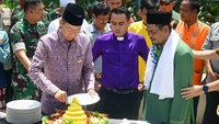 Selepas itu, Kasetpres memotong tumpeng dan memberikan potongan tumpeng tersebut kepada perwakilan tokoh agama, tokoh masyarakat, TNI-Polri, hingga pekerja konstruksi Ibu Kota Nusantara.