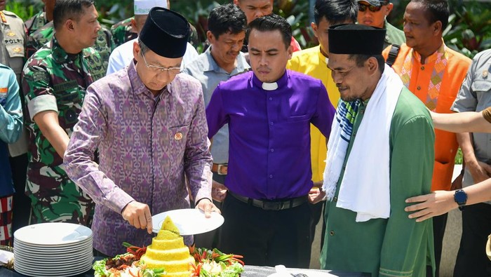 Menjelang peringatan Hari Ulang Tahun ke-79 Republik Indonesia, Kepala Sekretariat Presiden (Kasetpres) Heru Budi Hartono selaku Ketua Panitia Pelaksana HUT ke-79 RI, menggelar doa bersama di Istana Garuda, Ibu Kota Nusantara (IKN) pada Jumat (16/8/2024). Acara ini dimulai dengan salat Jumat berjemaah dan dilanjutkan dengan doa bersama yang dihadiri oleh tokoh masyarakat, tokoh adat, TNI-Polri, serta pemangku adat dan ulama.
