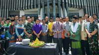 Sebagai penutup sambutannya, Kasetpres meminta tokoh agama setempat untuk memimpin doa bersama, memohon kepada Allah SWT agar peringatan HUT ke-79 RI di IKN dapat berjalan dengan lancar dan membawa berkah bagi seluruh bangsa Indonesia.