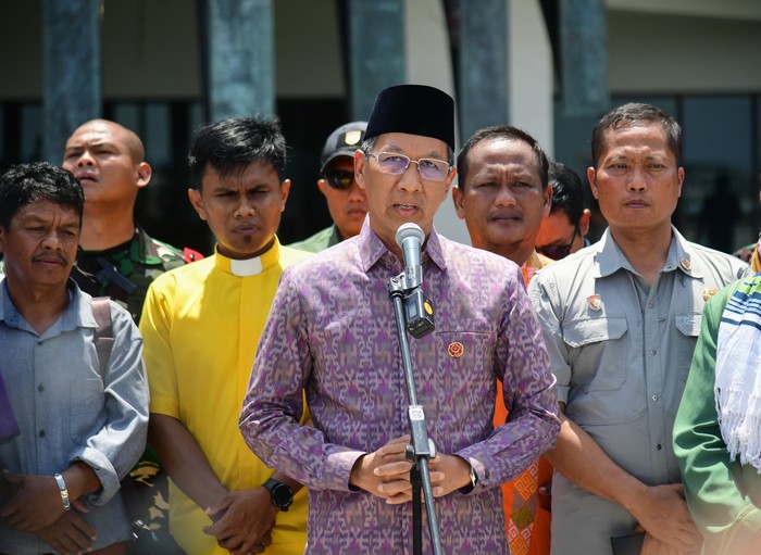 Menjelang peringatan Hari Ulang Tahun ke-79 Republik Indonesia, Kepala Sekretariat Presiden (Kasetpres) Heru Budi Hartono selaku Ketua Panitia Pelaksana HUT ke-79 RI, menggelar doa bersama di Istana Garuda, Ibu Kota Nusantara (IKN) pada Jumat (16/8/2024). Acara ini dimulai dengan salat Jumat berjemaah dan dilanjutkan dengan doa bersama yang dihadiri oleh tokoh masyarakat, tokoh adat, TNI-Polri, serta pemangku adat dan ulama.