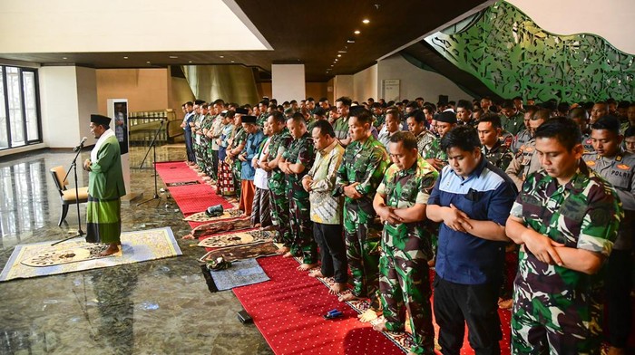 Momen Kasetpres Gelar Doa Bersama di IKN Jelang HUT Ke-79 RI Menjelang peringatan Hari Ulang Tahun ke-79 Republik Indonesia, Kepala Sekretariat Presiden (Kasetpres) Heru Budi Hartono selaku Ketua Panitia Pelaksana HUT ke-79 RI, menggelar doa bersama di Istana Garuda, Ibu Kota Nusantara (IKN) pada Jumat (16/8/2024). Acara ini dimulai dengan salat Jumat berjemaah dan dilanjutkan dengan doa bersama yang dihadiri oleh tokoh masyarakat, tokoh adat, TNI-Polri, serta pemangku adat dan ulama.