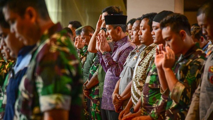 Menjelang peringatan Hari Ulang Tahun ke-79 Republik Indonesia, Kepala Sekretariat Presiden (Kasetpres) Heru Budi Hartono selaku Ketua Panitia Pelaksana HUT ke-79 RI, menggelar doa bersama di Istana Garuda, Ibu Kota Nusantara (IKN) pada Jumat (16/8/2024). Acara ini dimulai dengan salat Jumat berjemaah dan dilanjutkan dengan doa bersama yang dihadiri oleh tokoh masyarakat, tokoh adat, TNI-Polri, serta pemangku adat dan ulama.