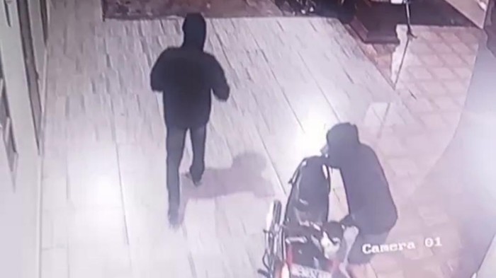Seorang mahasiswa di Lubuklinggau, Andrianto kehilangan motor saat kerja kelompok di sebuah kos. Aksi curanmor tersebut terekam kamera CCTV hingga videonya viral di media sosial.