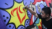Seorang warga menyelesaikan pembuatan lukisan mural di Kampung Kadu, Curug, Kabupaten Tangerang, Banten.