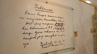 Terinspirasi dari deklarasi kemerdekaan Amerika Serikat, Hatta mengusulkan agar penandatangan diwakilkan oleh para pemuda yang hadir pada hari itu. Namun para pemuda menyarankan agar penandatanganan cukup diwakilkan oleh sosok yang dikenal oleh seluruh rakyat Indonesia, yakni Soekarno dan Hatta.Sosok yang kalau dibilang sering eksis saat itu Bung Karno eksis di ruang pidato, surat kabar, perlu sosok yang dipercaya. Ketika berita proklamasi tersebar di seluruh wilayah, Ooh Soekarno-Hatta, oke saya kenal tokohnya, tutur Jaka. (Foto: Nikita Rosa/detikedu)