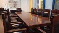 Setelah menetapkan penulisan, Soekarno menunjukkan naskah tersebut kepada 40-50 perwakilan pemuda lainnya yang berada di rumah tersebut. Ia membacakan naskah tersebut sebanyak 2 kali sebelum meminta pendapat. Perdebatan muncul saat memutuskan siapa yang akan menandatangani proklamasi tersebut. (Foto: Nikita Rosa/detikedu)