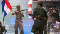 Teatrikal ini menggambarkan perjuangan pahlawan berperang melawan tentara Belanda.