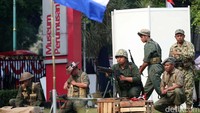 Adegan ini menggambarkan tentara Belanda berperang melawan pejuang Indonesia.