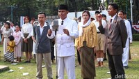 Adegan ini menggambarkan pembacaan teks proklamasi oleh Soekarno.