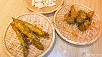 Camilan berupa gorengan menarik perhatian kami. Di antaranya ada tteokbokki fried garlic (Rp 25.000), gochu twigim (Rp 12.000) dan gimari (Rp 22.000). Foto: detikFood/Yenny Mustika Sari